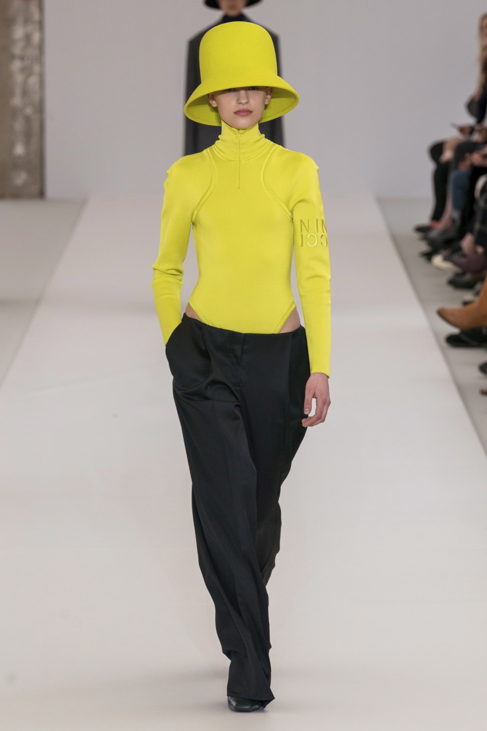 Желтая блузка Nina Ricci