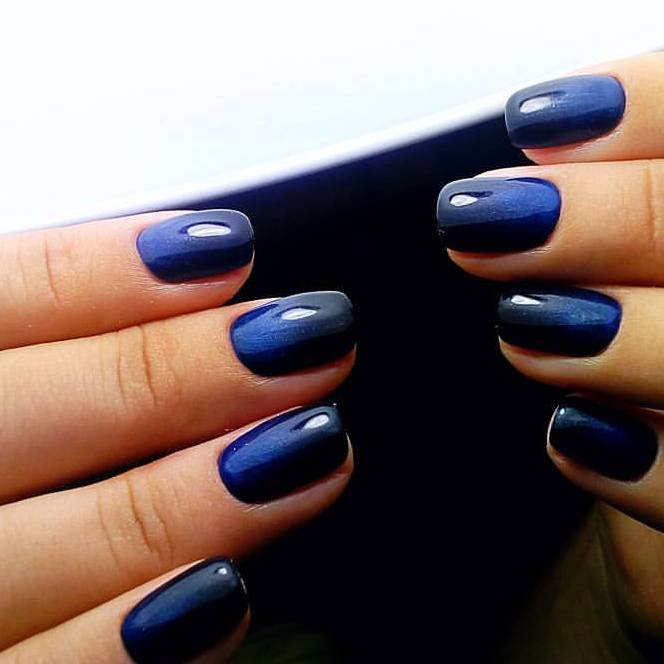Темно-синий лак для ногтей
