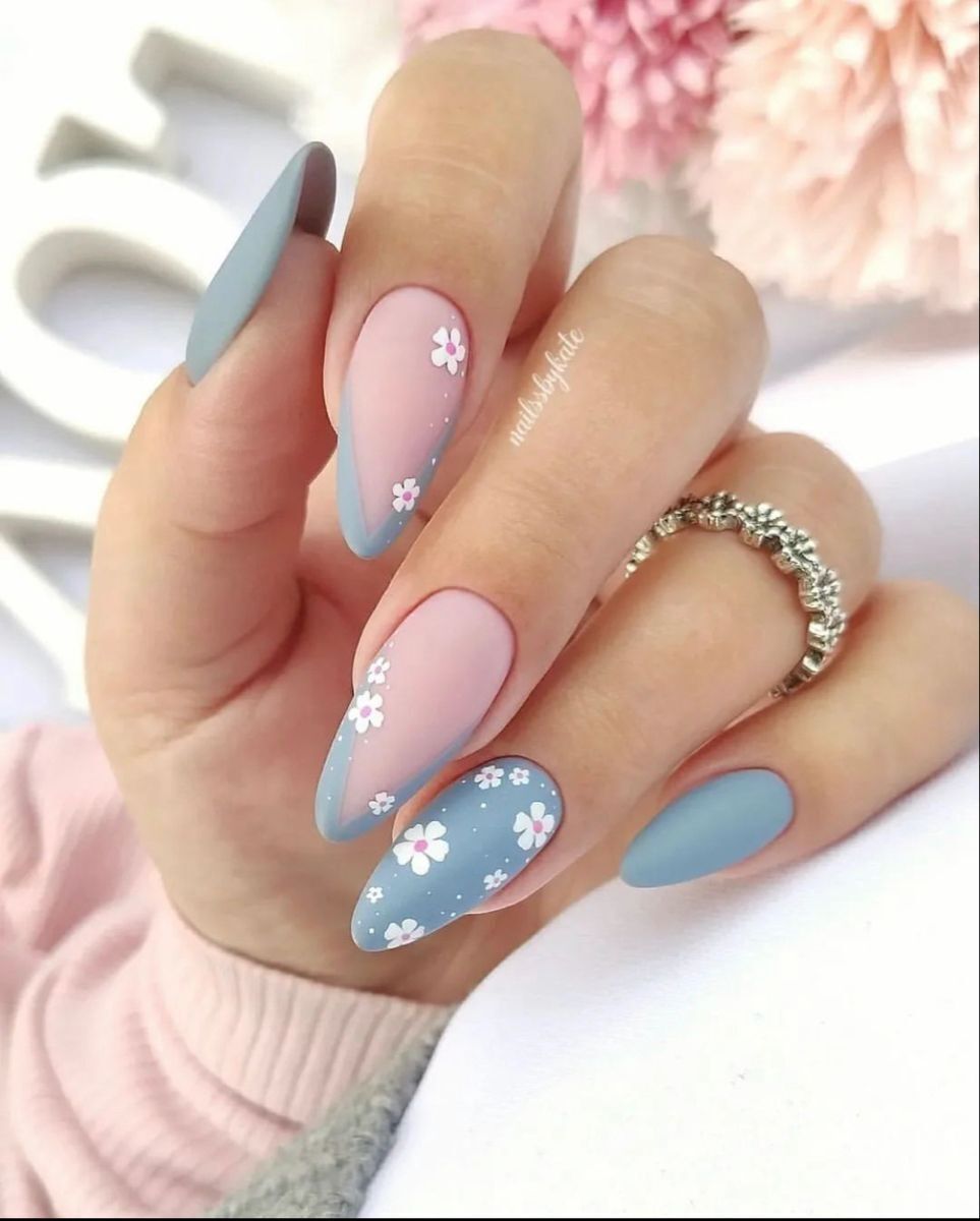 Летний голубой маникюр 2026